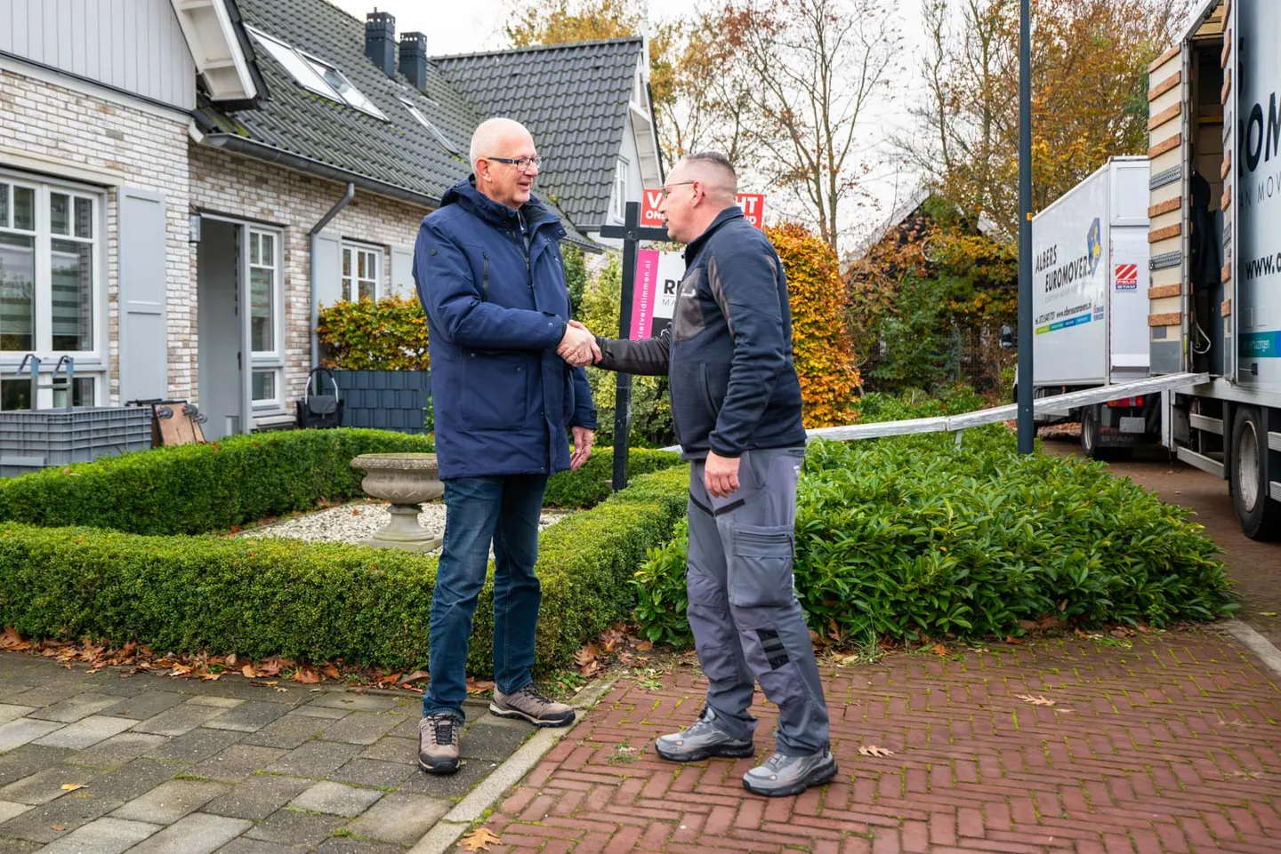 Klant en Albers medewerker geven elkaar een hand bij de verhuiswagen