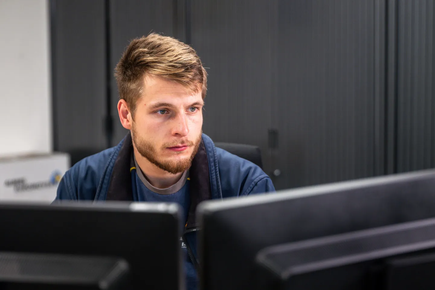 Albers medewerker werkt achter de planningsschermen