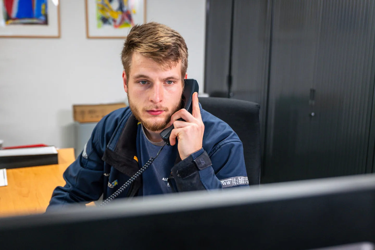 Albers medewerker helpt een klant telefonisch op kantoor