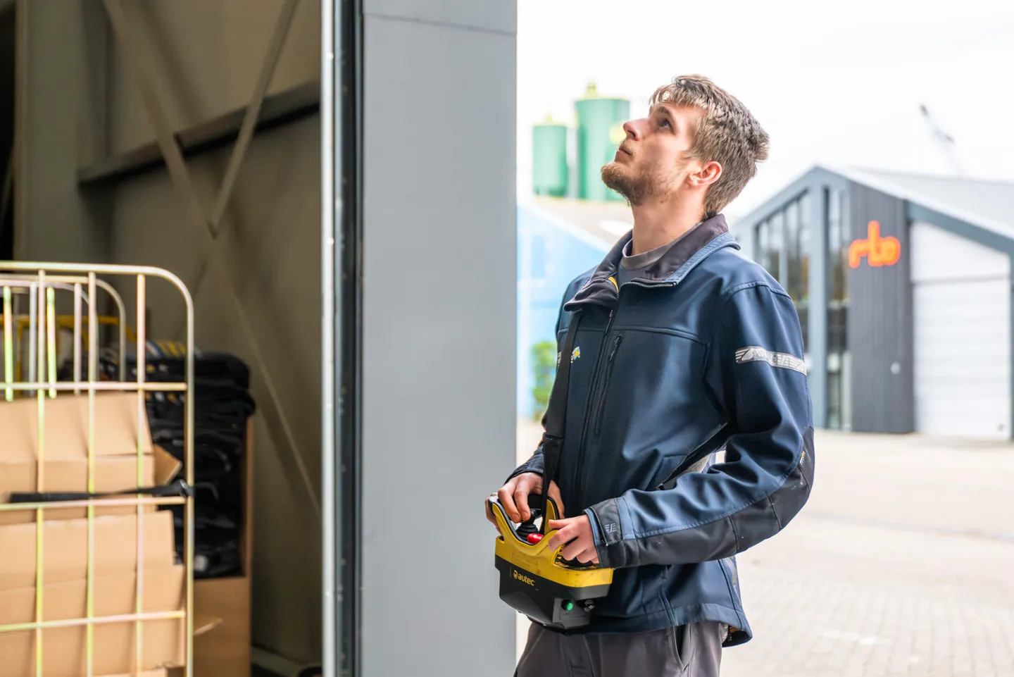 Albers medewerker bedient de kraaninstallatie van de containerloods