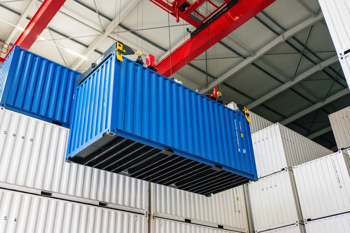 20 ft opslagcontainer wordt in de containerloods met de bovenloopkraan verplaatst