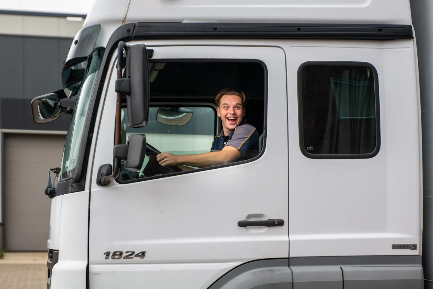 Albers chauffeur achter het stuur van de verhuiswagen