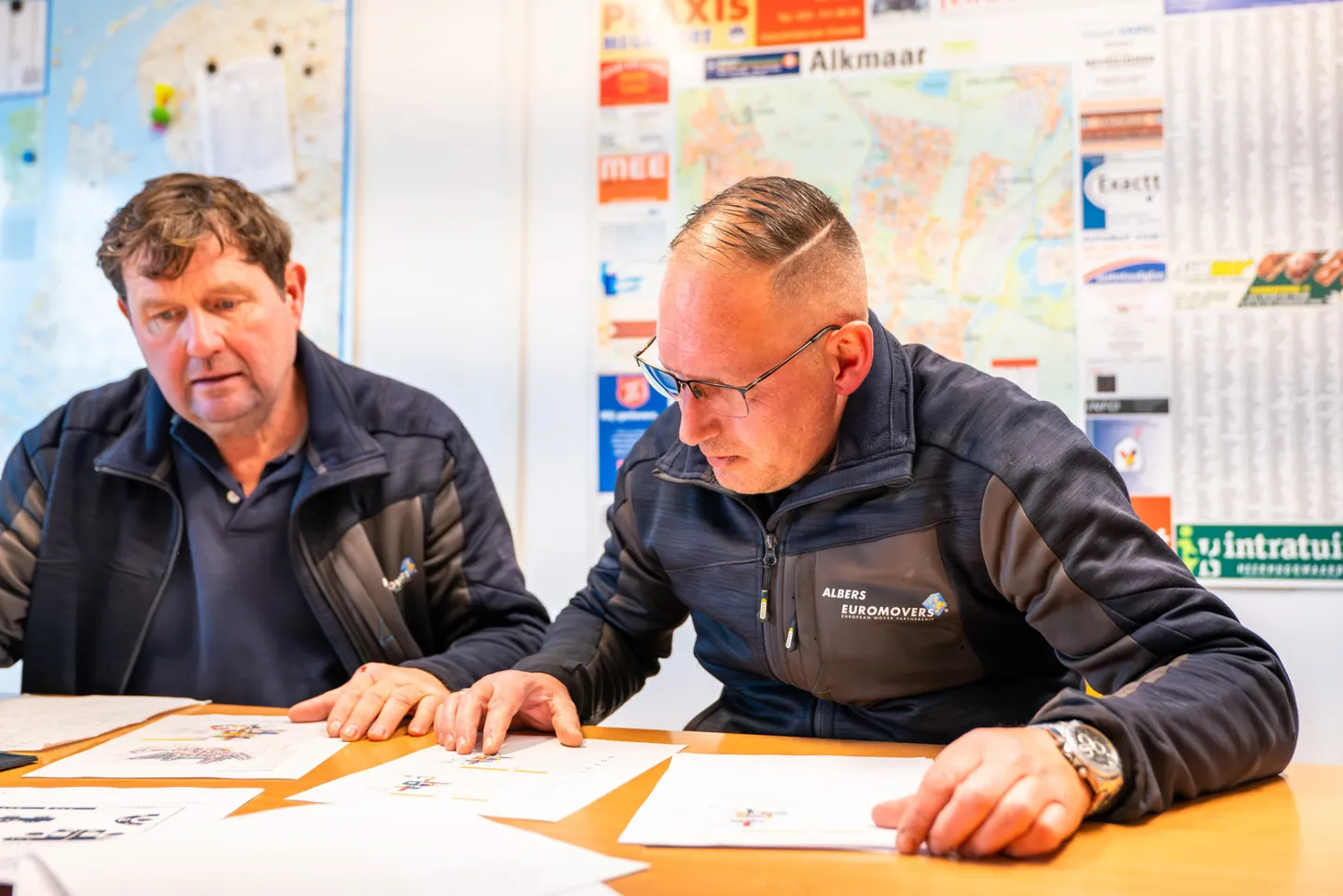 Medewerkers van Albers bespreken een verhuisplanning aan tafel