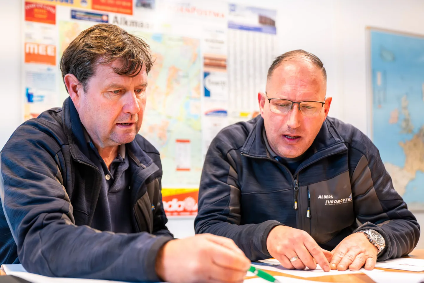 Albers medewerkers bespreken details van een verhuisopdracht